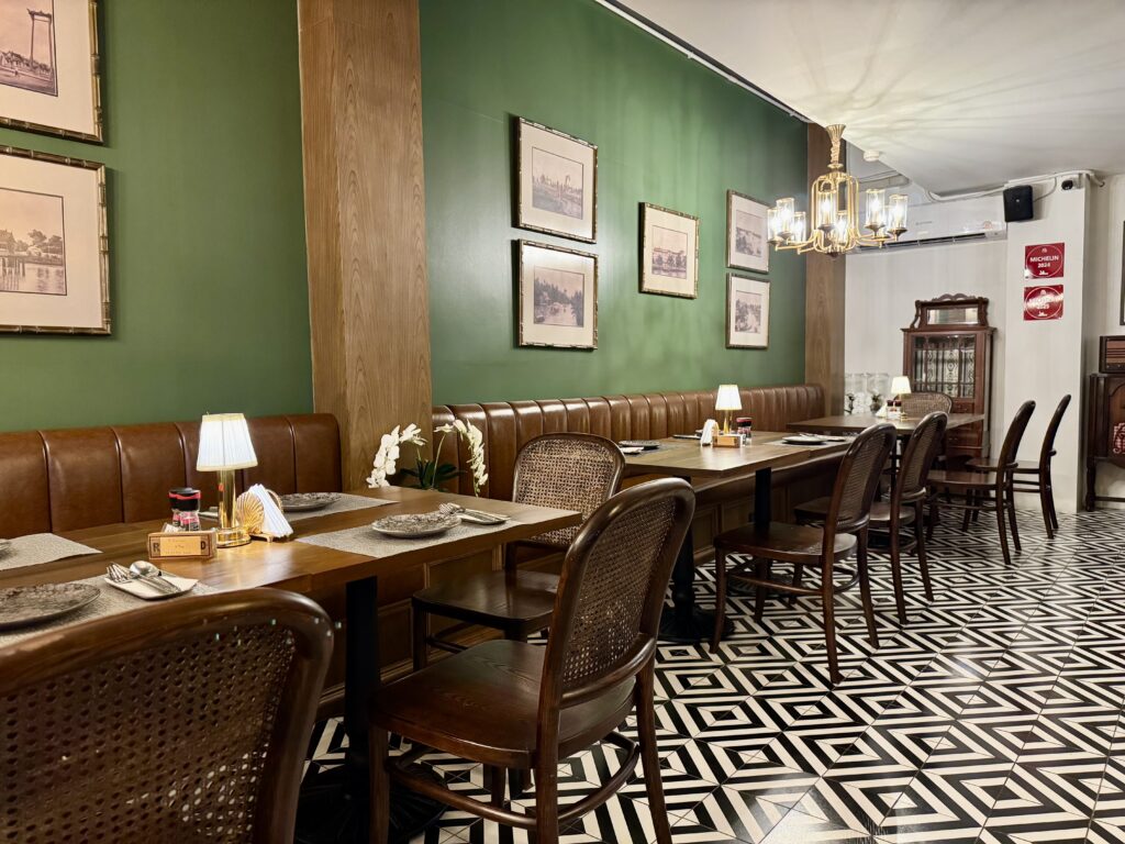 サムイ島 セントラルサムイにある「Kapi Sator(サトーキッチン)」の店内