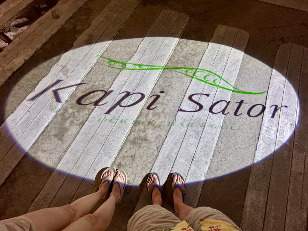 サムイ島 セントラルサムイにある「Kapi Sator(サトーキッチン)」のネオン看板