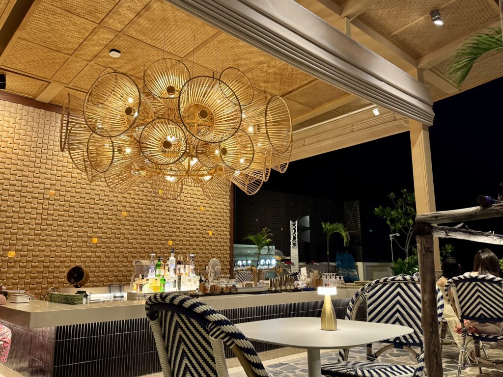 マラスカサムイに併設するビーチクラブ「Cabanas」の夜のバーカウンター