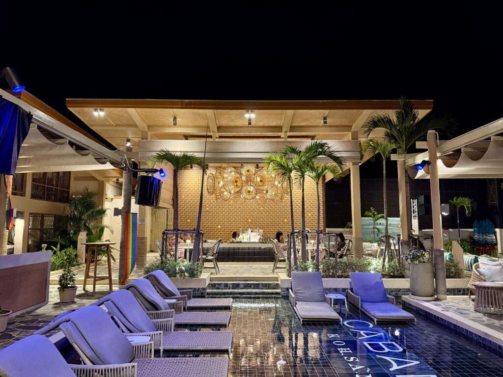 マラスカサムイに併設するビーチクラブ「Cabanas」の夜の様子