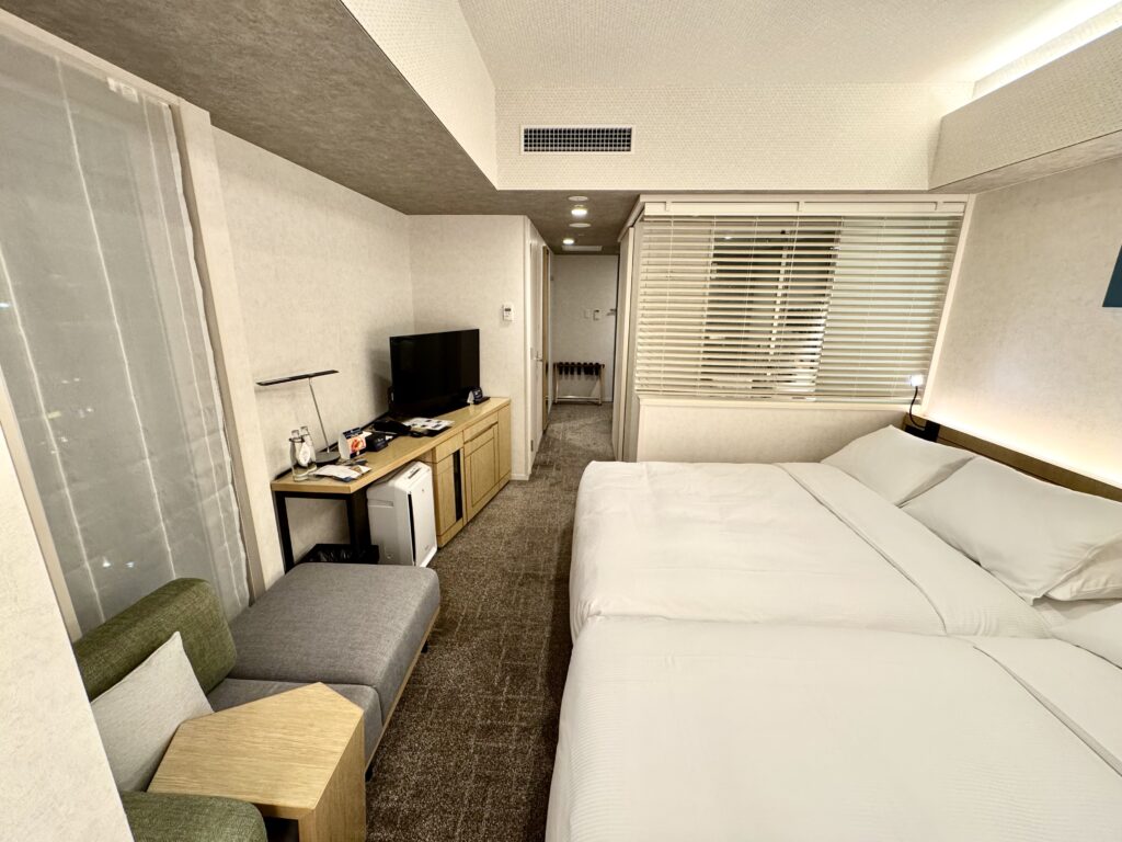 ダブルツリーbyヒルトン東京有明 デラックスルーム 窓側から客室内の眺め