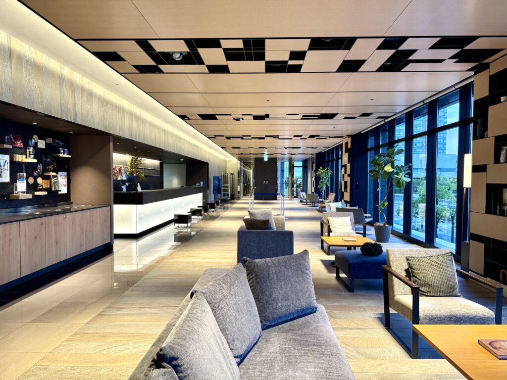 ダブルツリーbyヒルトン東京有明のフロントロビー