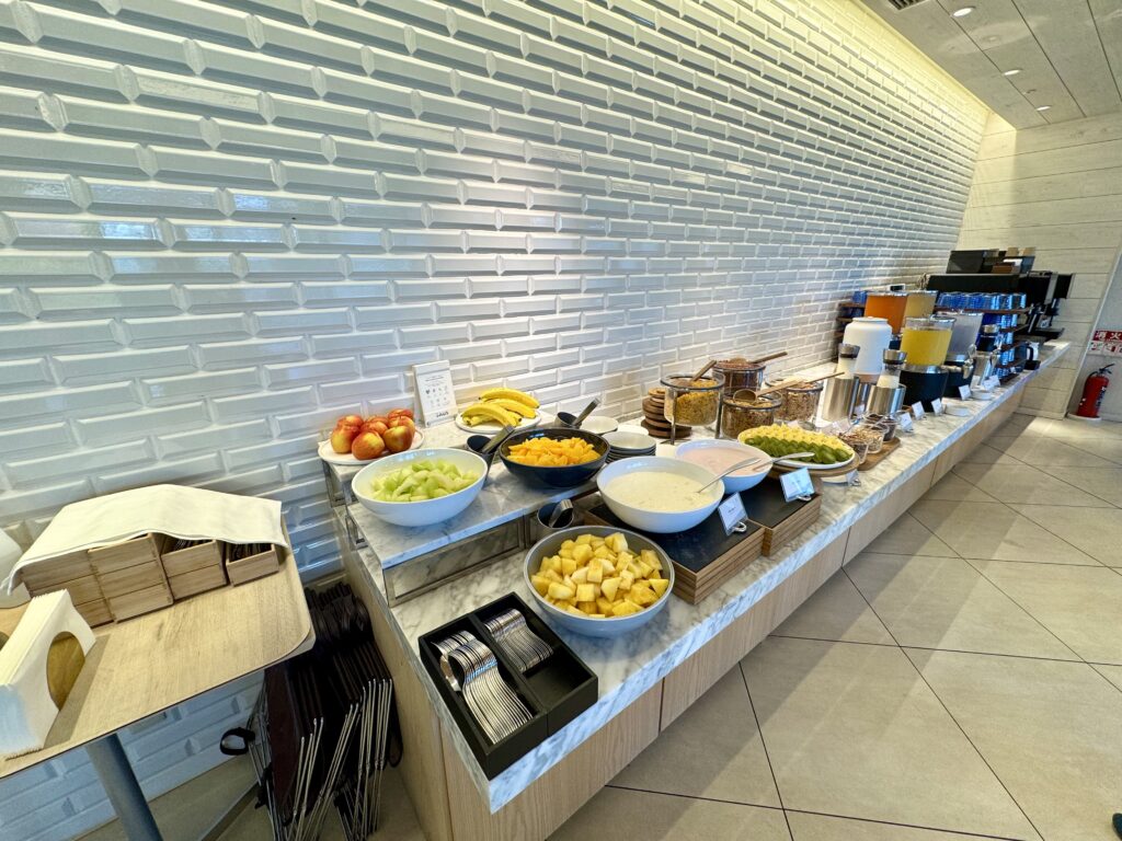 ダブルツリーbyヒルトン東京有明 朝食会場 SAUS ヨーグルトとフルーツ、ドリンクコーナー