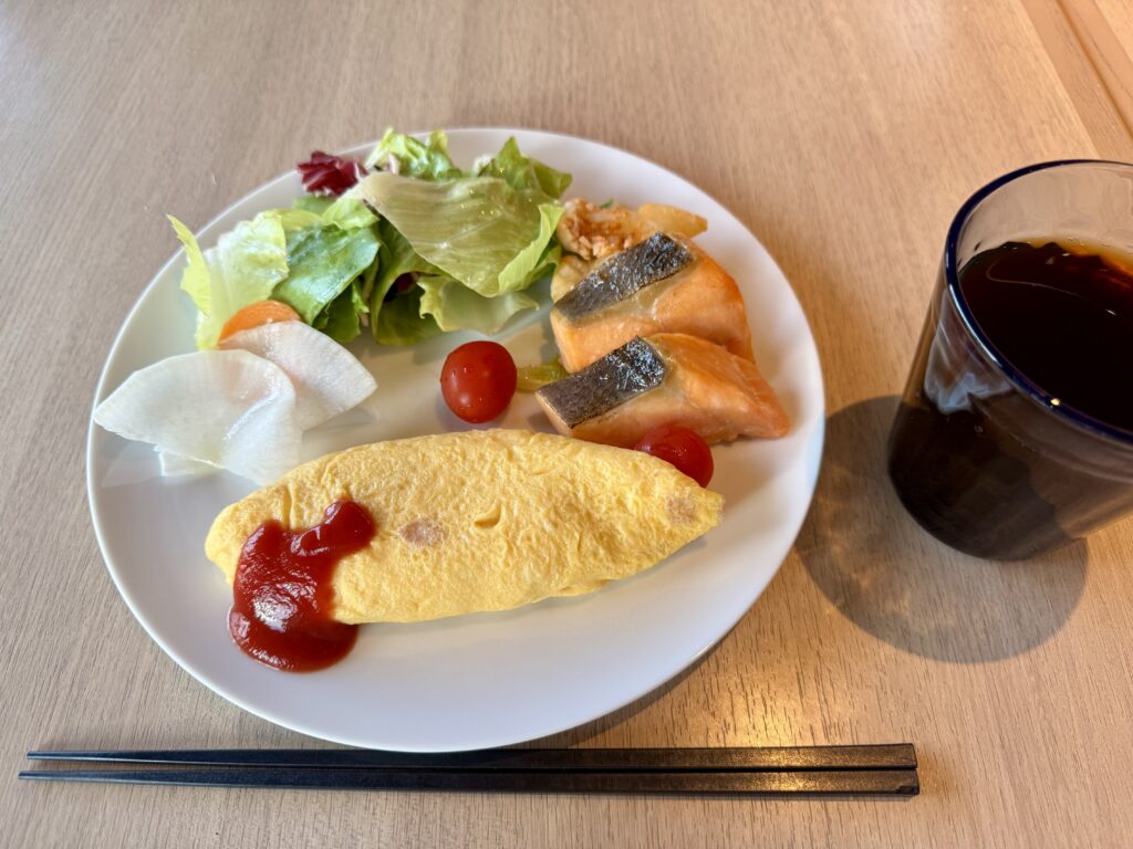 ダブルツリーbyヒルトン東京有明 朝食会場 SAUS 食べたオムレツと焼き鮭