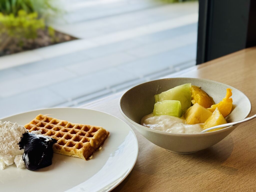 ダブルツリーbyヒルトン東京有明 朝食会場 SAUS フルーツヨーグルトとワッフル