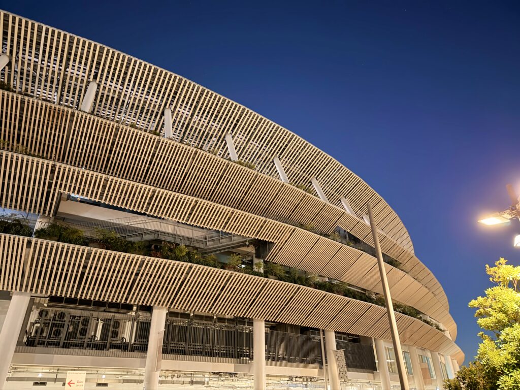 東京レガシーハーフマラソン2025 ランナー受付のため夜の国立競技場へ