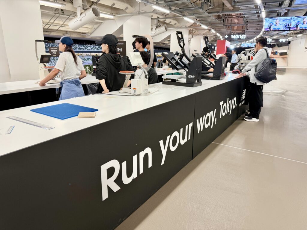 東京レガシーハーフ2025 ニューバランスのロゴ入れブース