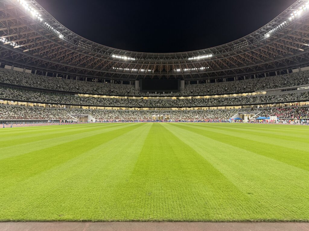 東京レガシーハーフマラソン2025 夜の国立競技場の様子