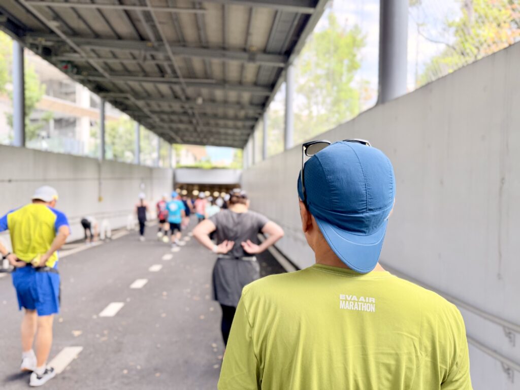 東京レガシーハーフ2025 いよいよ地下の待機エリアへ