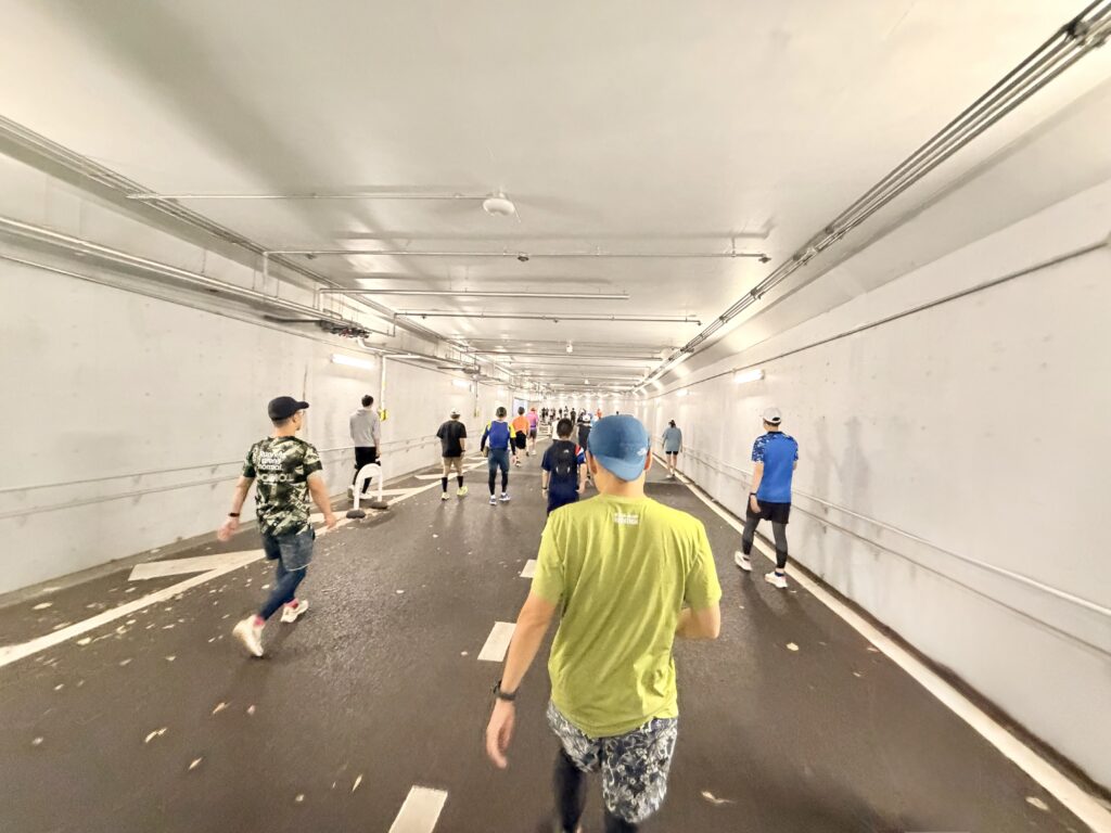 東京レガシーハーフ2025 いよいよ地下の待機エリアへ