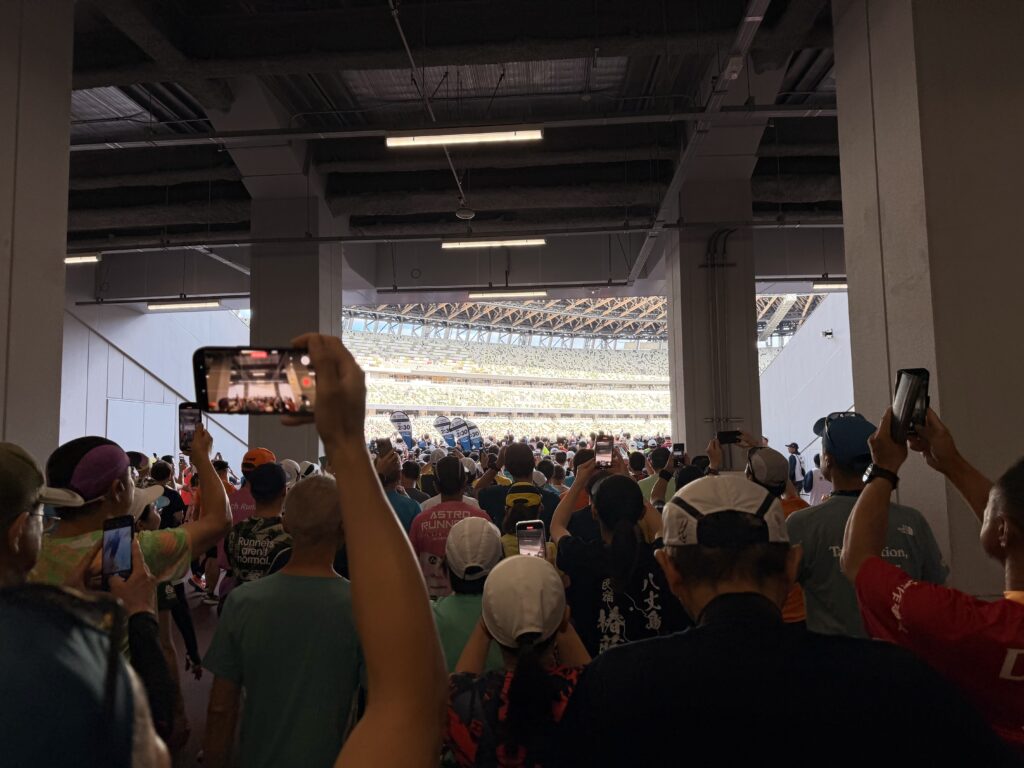 東京レガシーハーフマラソン2025 号砲がなっていよいよトラックへ