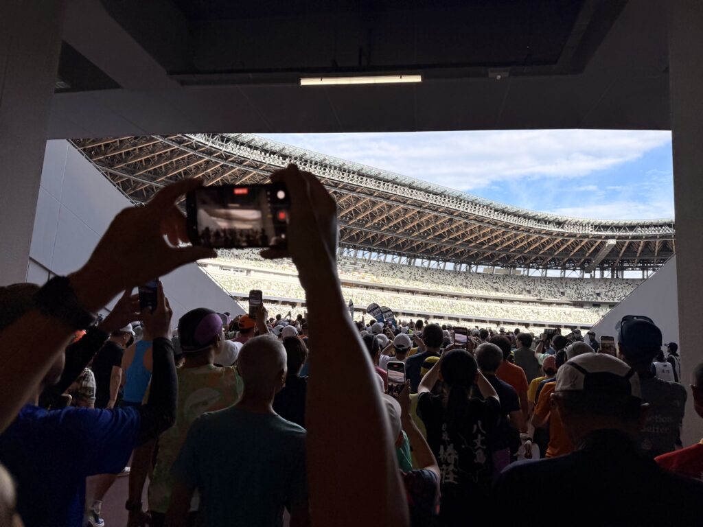 東京レガシーハーフマラソン2025 号砲がなっていよいよトラックへ