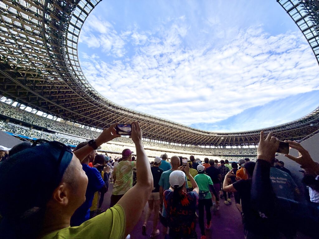 東京レガシーハーフマラソン2025 号砲がなっていよいよトラックへ