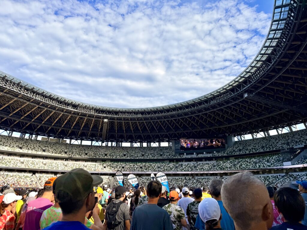 東京レガシーハーフマラソン2025 まずは国立競技場のトラックを満喫