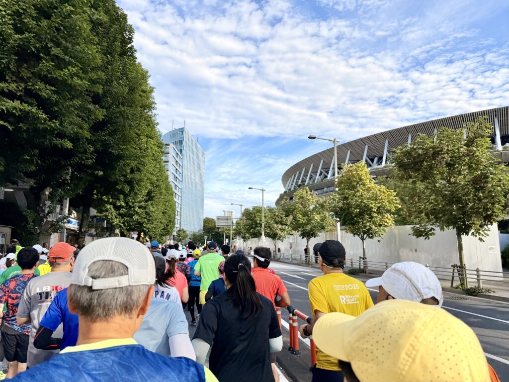 東京レガシーハーフマラソン2025 国立競技場を出発