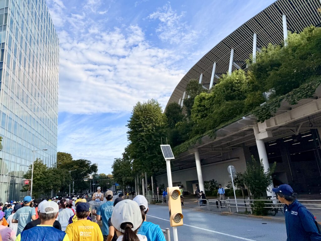 東京レガシーハーフマラソン2025 国立競技場を出発