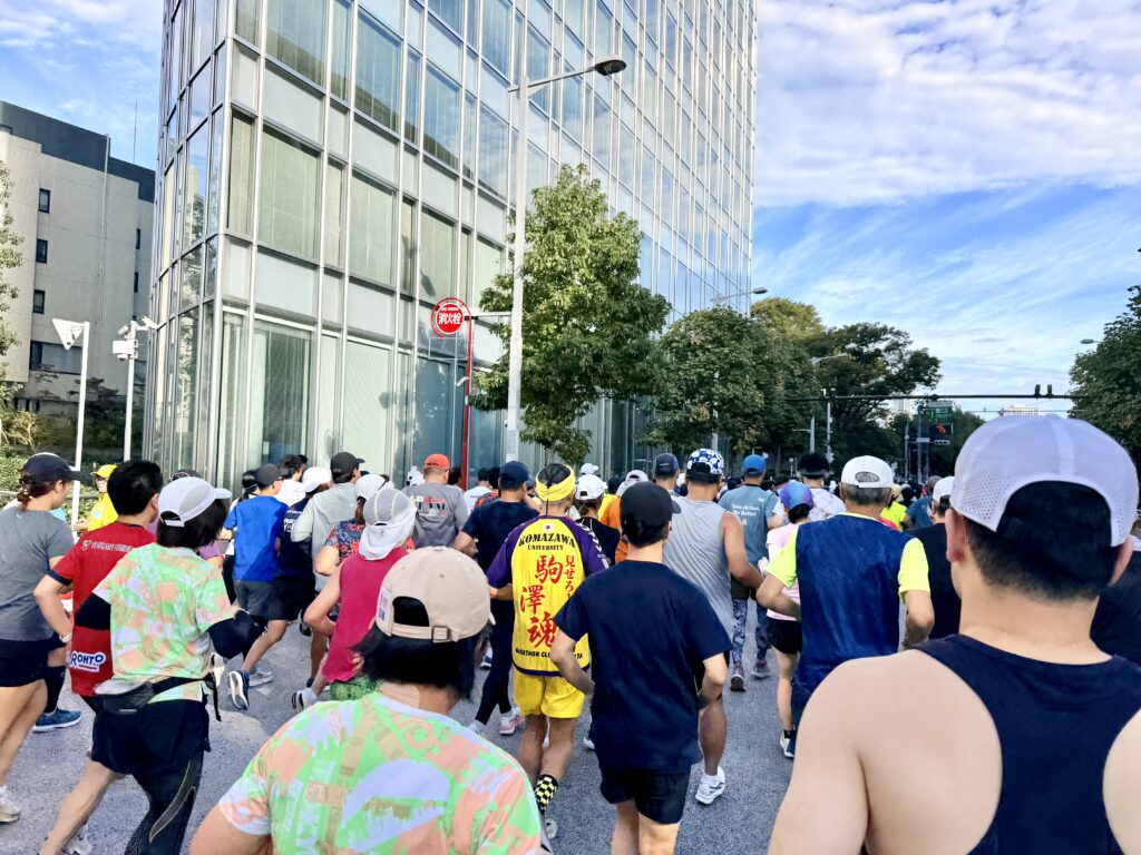 東京レガシーハーフマラソン2025 観音橋の交差点を通過