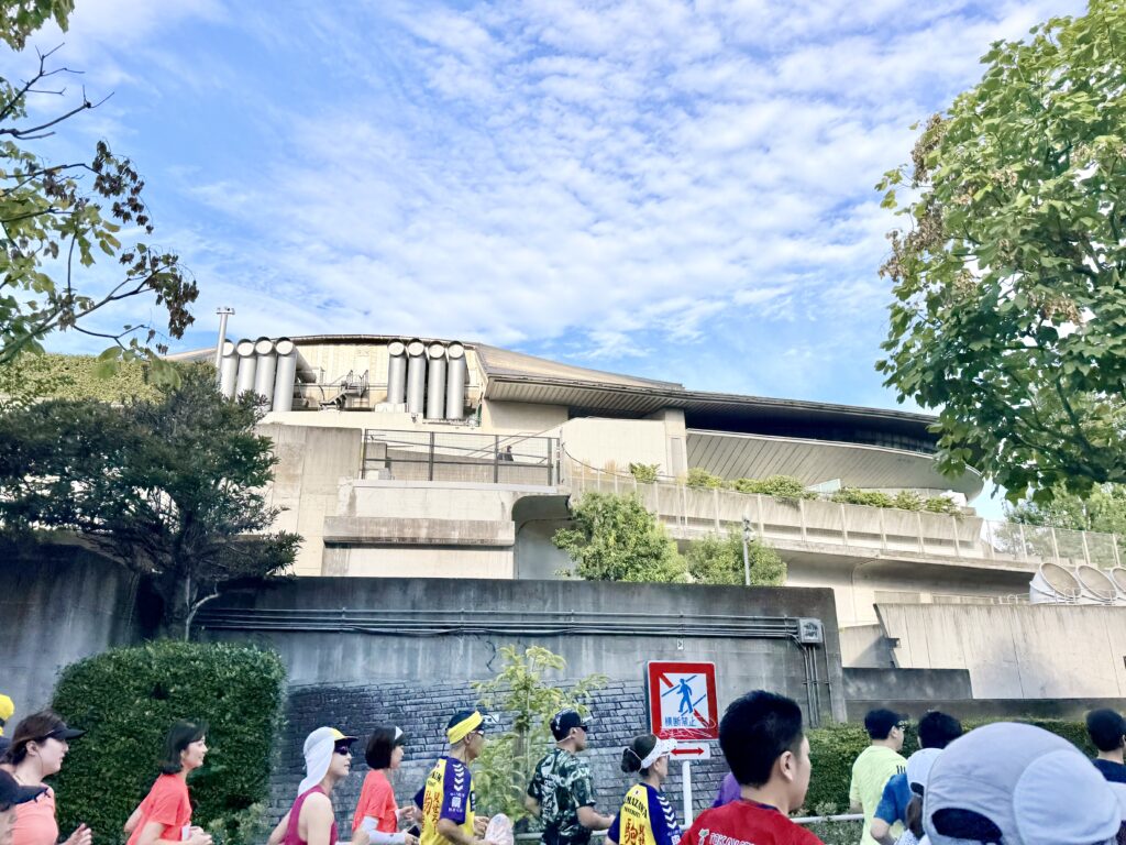 東京レガシーハーフマラソン2025 東京体育館前を通過