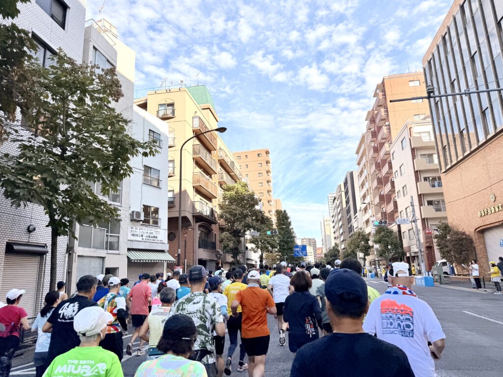 東京レガシーハーフマラソン2025 大京町北交差点付近にて