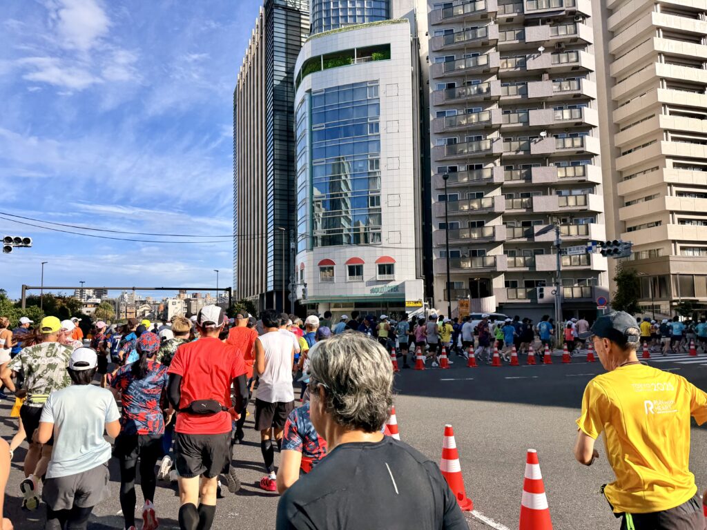 東京レガシーハーフマラソン2025 富久町西交差点にて