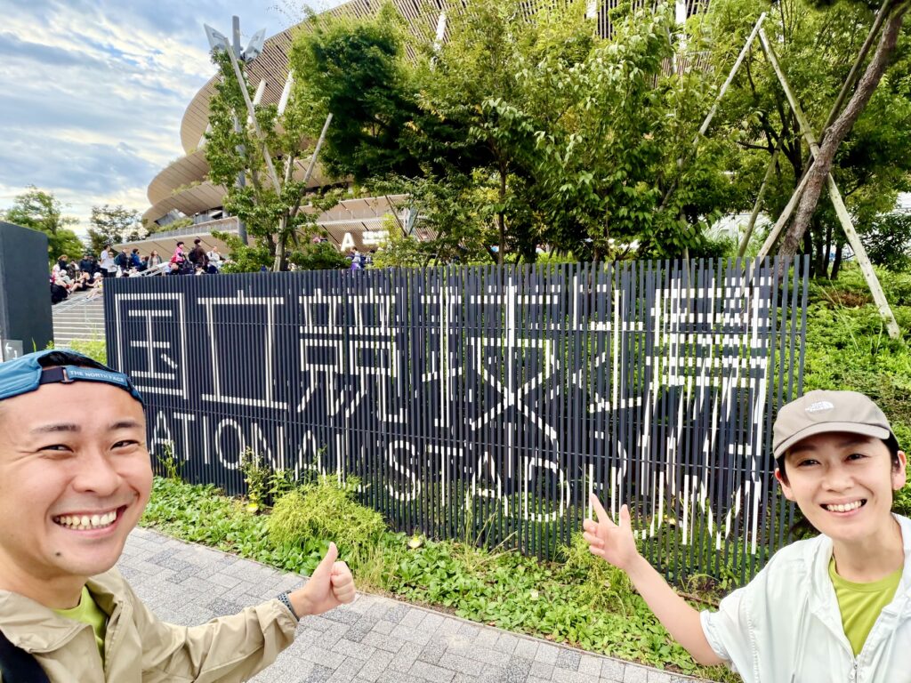 東京レガシーハーフマラソン2025 国立競技場で記念撮影