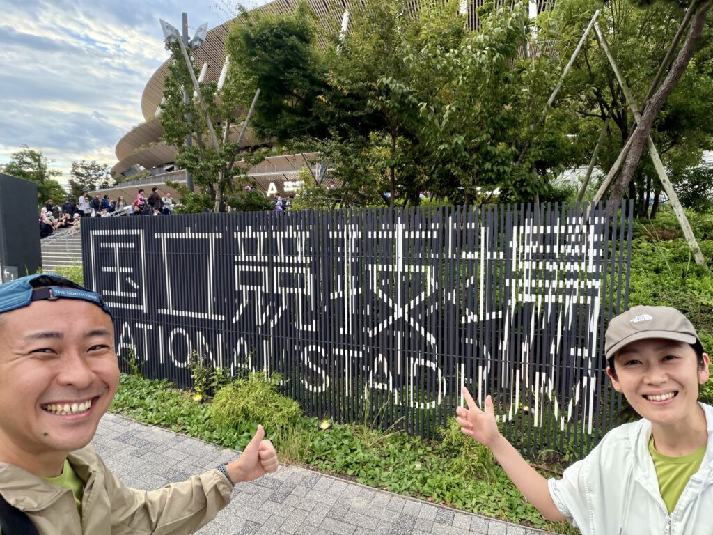 東京レガシーハーフマラソン2025 国立競技場で記念撮影