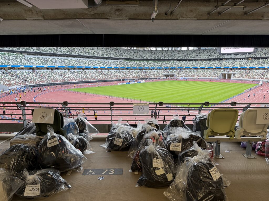 東京レガシーハーフマラソン2025 国立競技場へ荷物預け