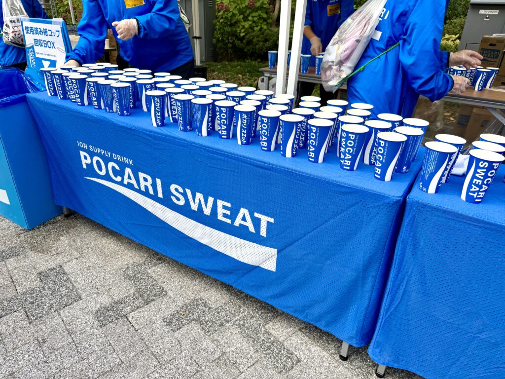 東京レガシーハーフマラソン2025 スタート前の補水エリア