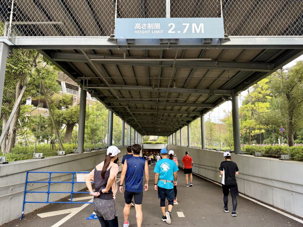 東京レガシーハーフマラソン2025 スタートゲート整列のため地下通路へ