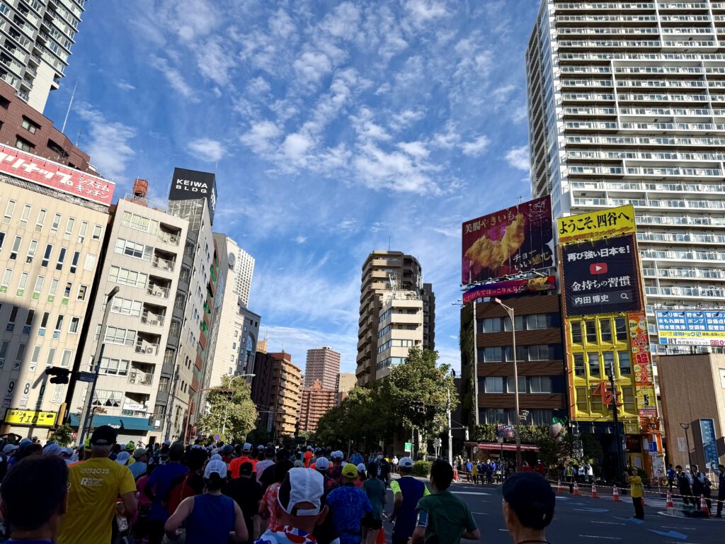 東京レガシーハーフマラソン2025 四谷4丁目交差点通過