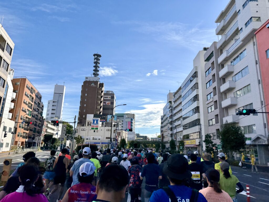 東京レガシーハーフマラソン2025 3km地点曙橋を通過