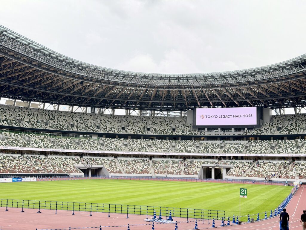 東京レガシーハーフマラソン2025 国立競技場内の様子