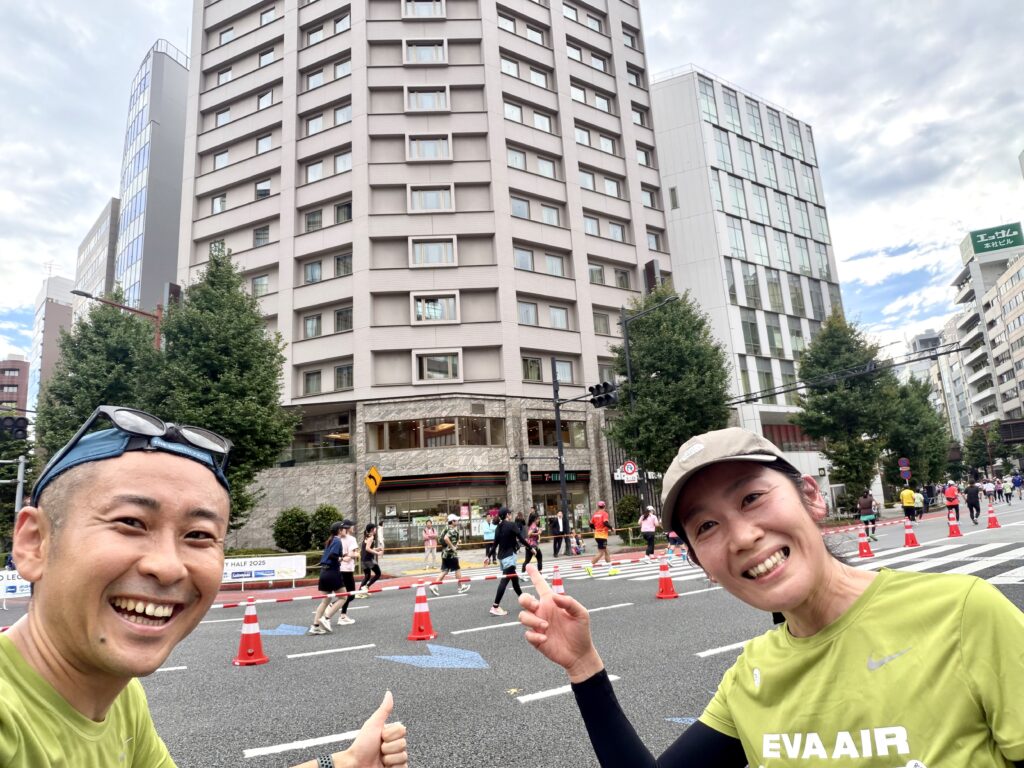東京レガシーハーフマラソン2025 神田ドミで記念撮影