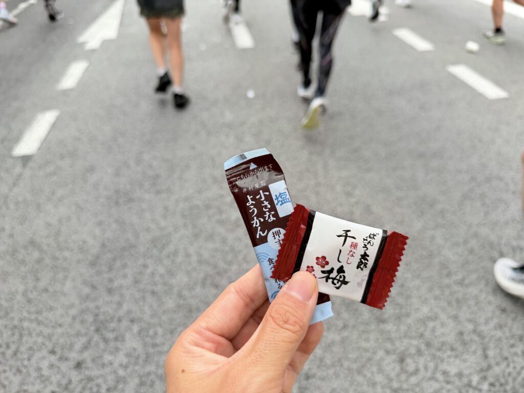 東京レガシーハーフマラソン2025 12.9km地点の給食 羊羹と干し梅