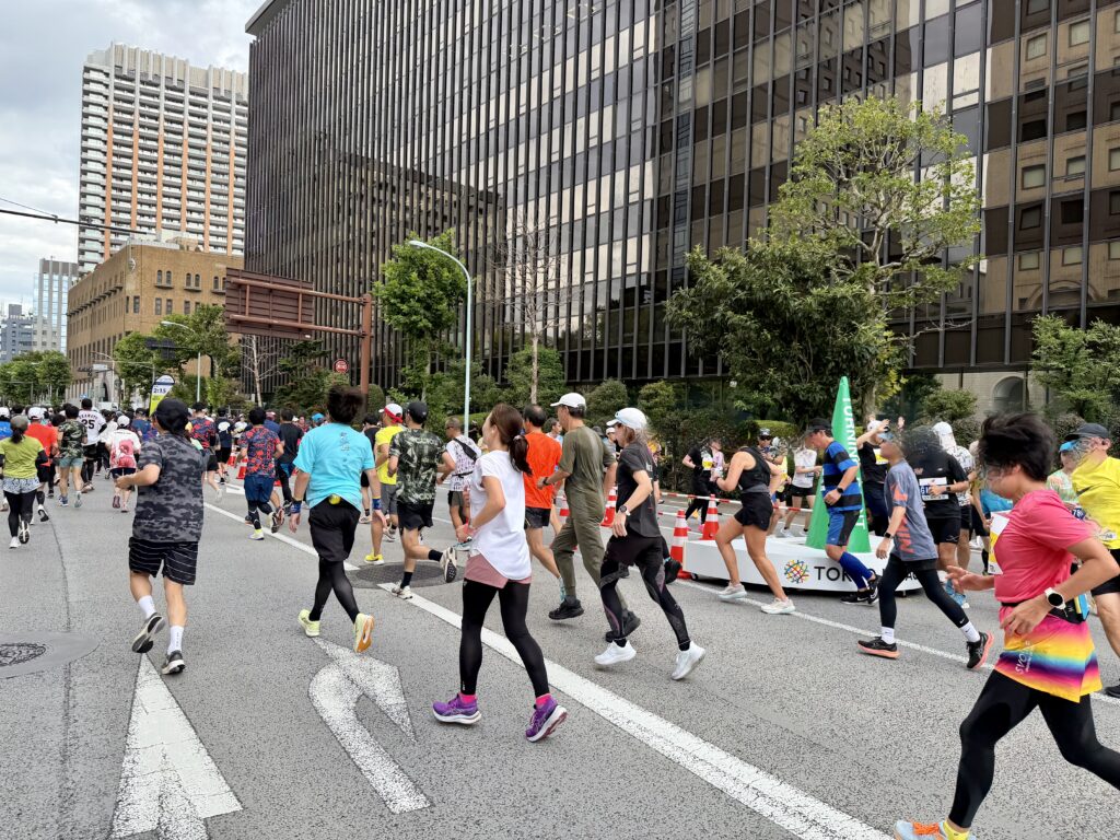 東京レガシーハーフマラソン2025 一ツ橋河岸交差点折り返し