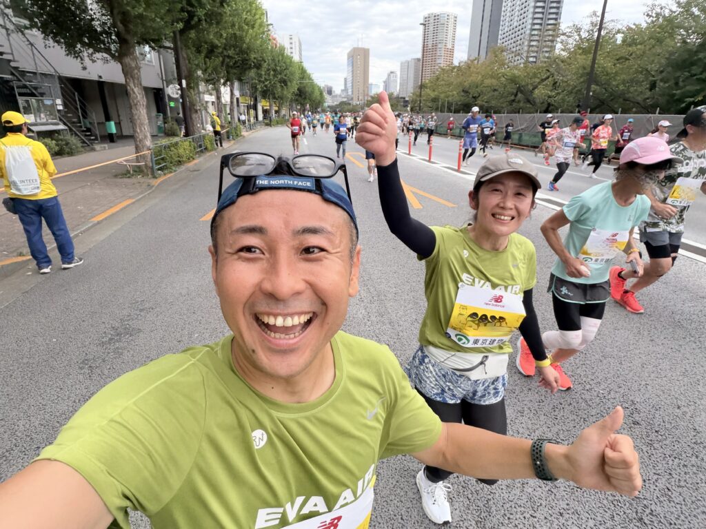 東京レガシーハーフマラソン2025 飯田橋からの登りで記念撮影