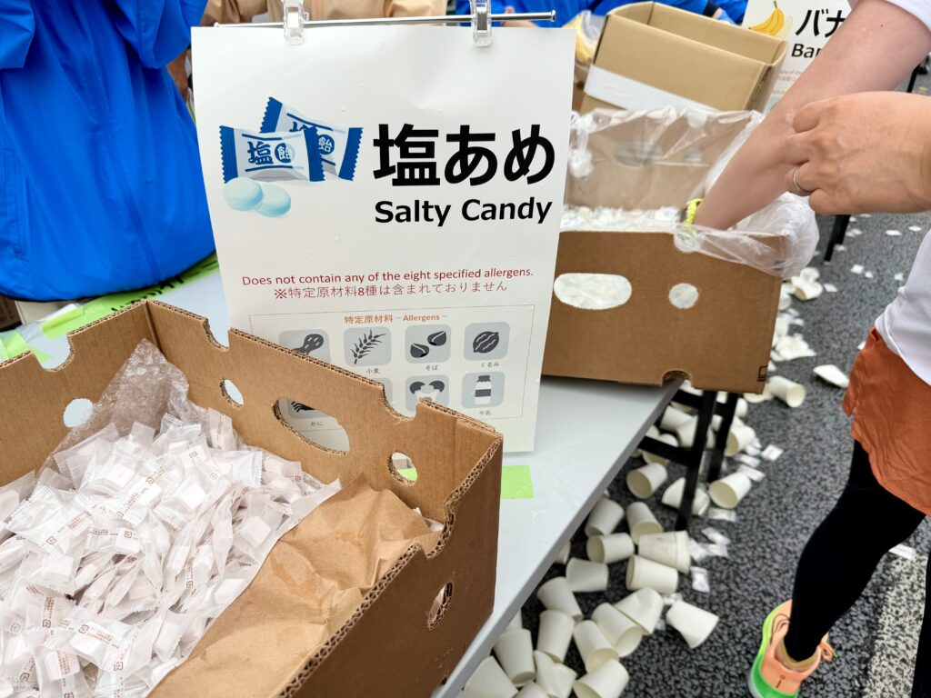 東京レガシーハーフマラソン2025 18.1kmの給食 塩あめ