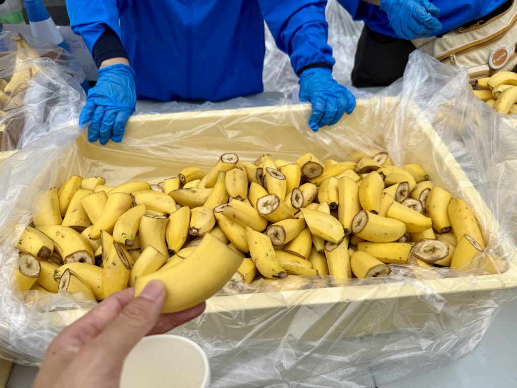 東京レガシーハーフマラソン2025 18.1kmの給食 バナナ