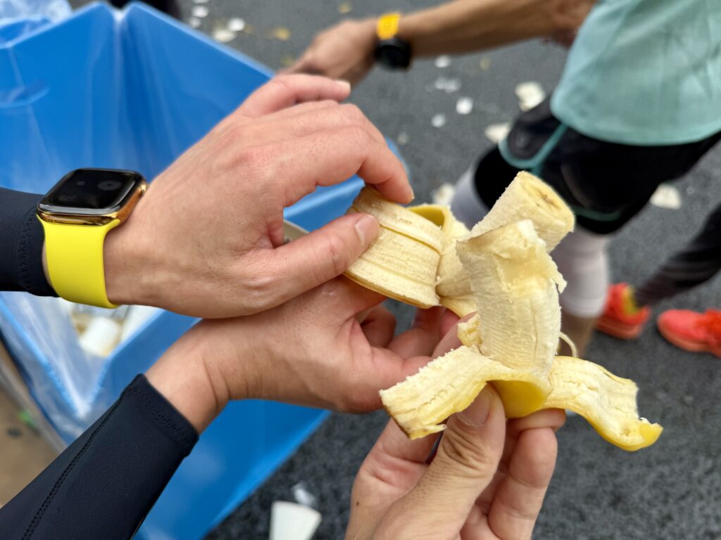 東京レガシーハーフマラソン2025 18.1kmの給食 バナナ