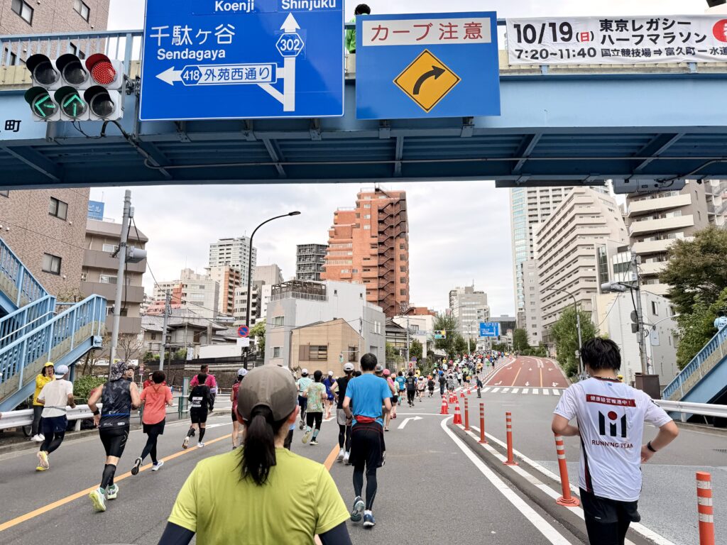 東京レガシーハーフマラソン2025 富久町の急な登り
