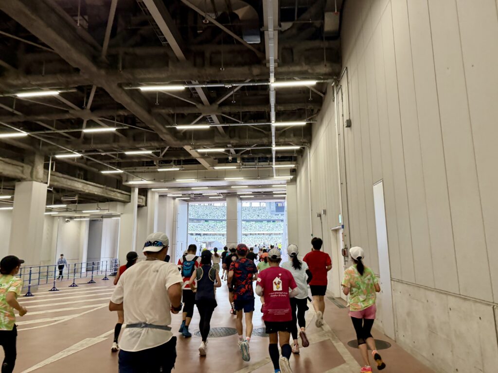 東京レガシーハーフマラソン2025 国立競技場のトラックへ