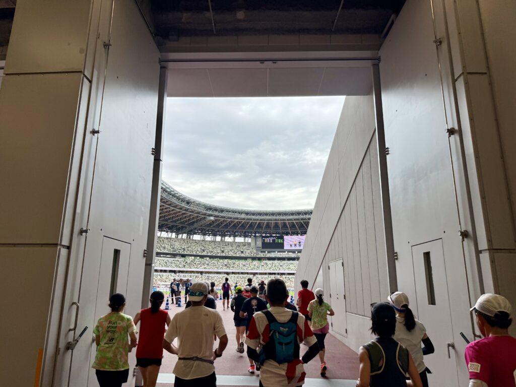 東京レガシーハーフマラソン2025 国立競技場のトラックへ