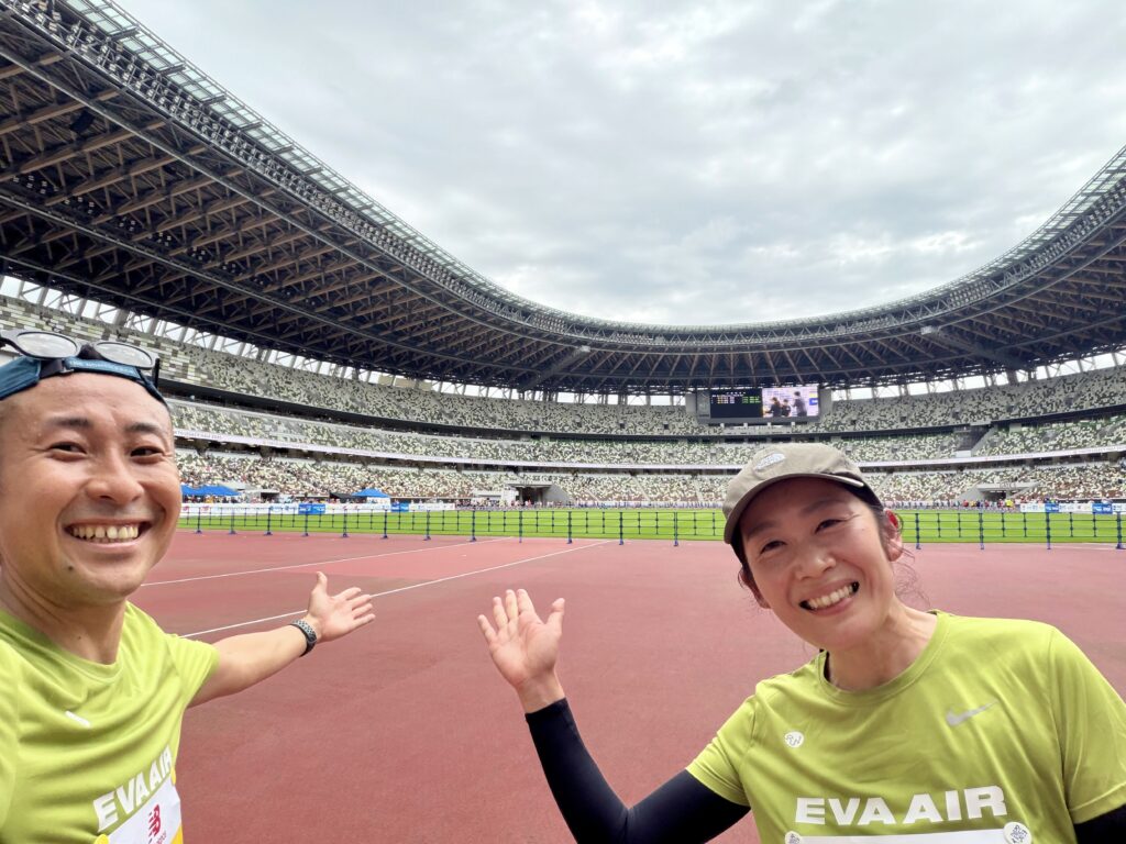 東京レガシーハーフマラソン2025 国立競技場のトラックで記念撮影