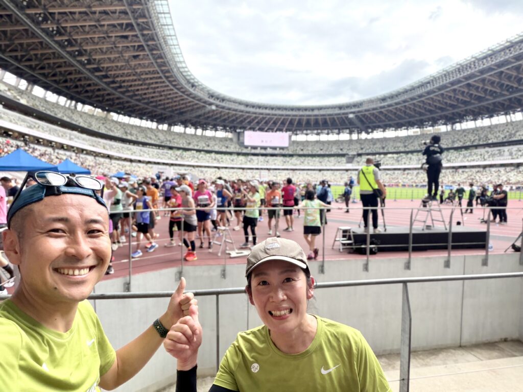 東京レガシーハーフマラソン2025 ゴール地点で記念撮影