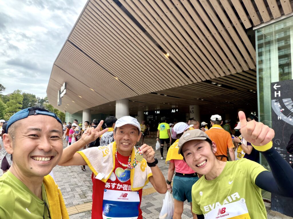 東京レガシーハーフマラソン 完走後に友人と記念撮影