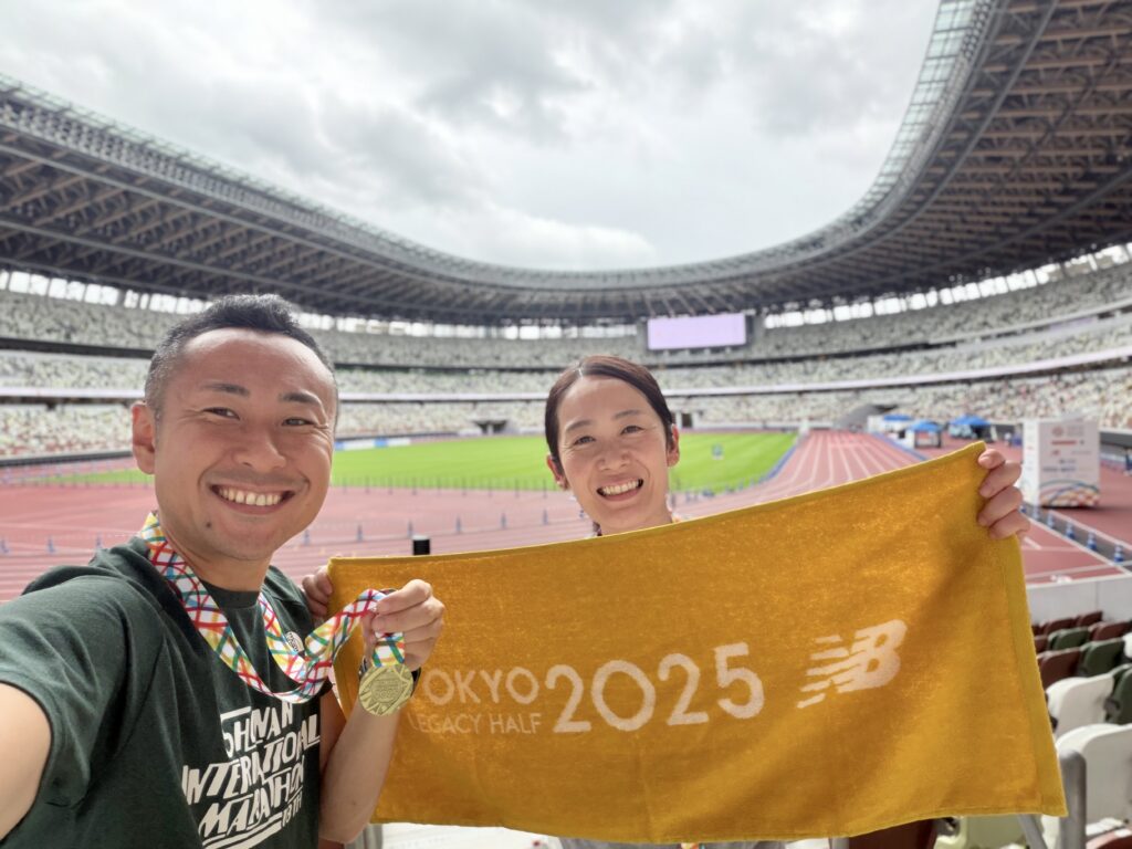 東京レガシーハーフマラソン2025 完走後の記念撮影を国立競技場のトラックで