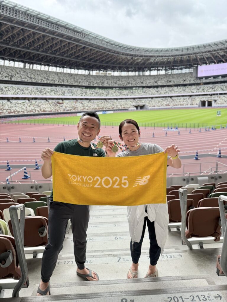 東京レガシーハーフマラソン2025 完走後の記念撮影を国立競技場のトラックで