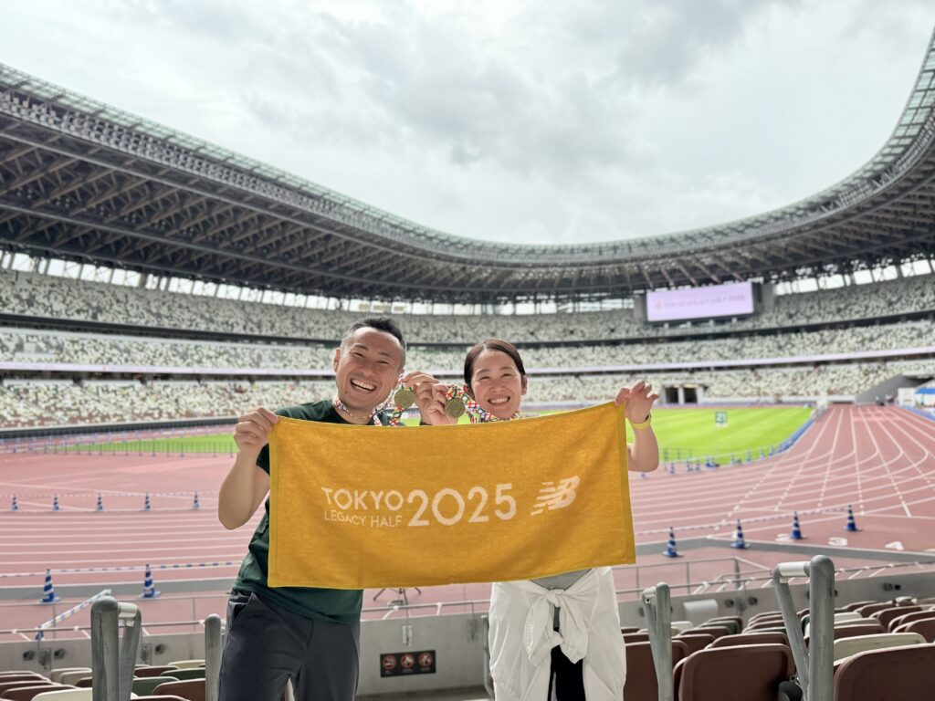東京レガシーハーフマラソン2025 完走後の記念撮影を国立競技場のトラックで