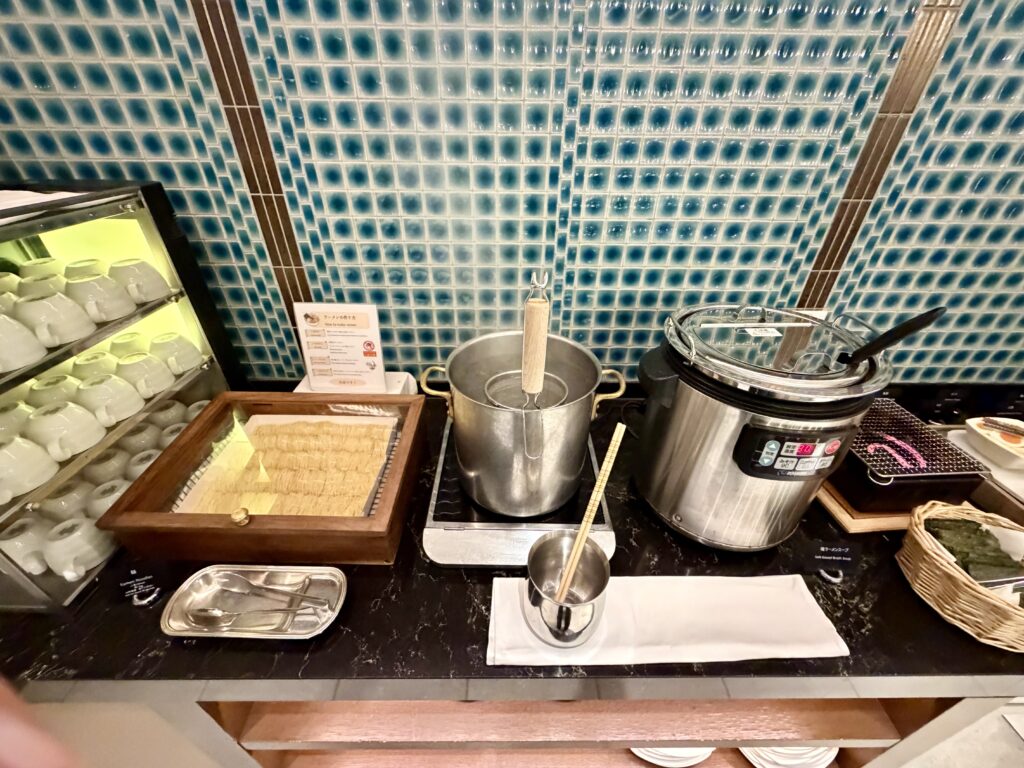 ヒルトン東京お台場 エグゼクティブラウンジ カクテルタイムのラーメンセット