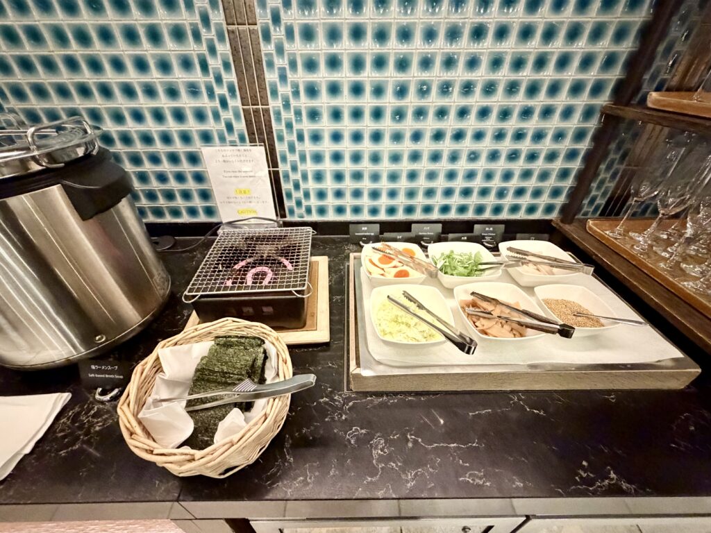 ヒルトン東京お台場 エグゼクティブラウンジ カクテルタイムのラーメンの具材